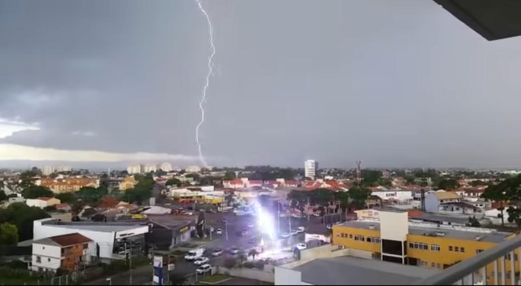 Raio atinge a Avenida Brasília, no Novo Mundo: flagra do empresário João Batista Júnior. | João Batista Júnior/Divulgação