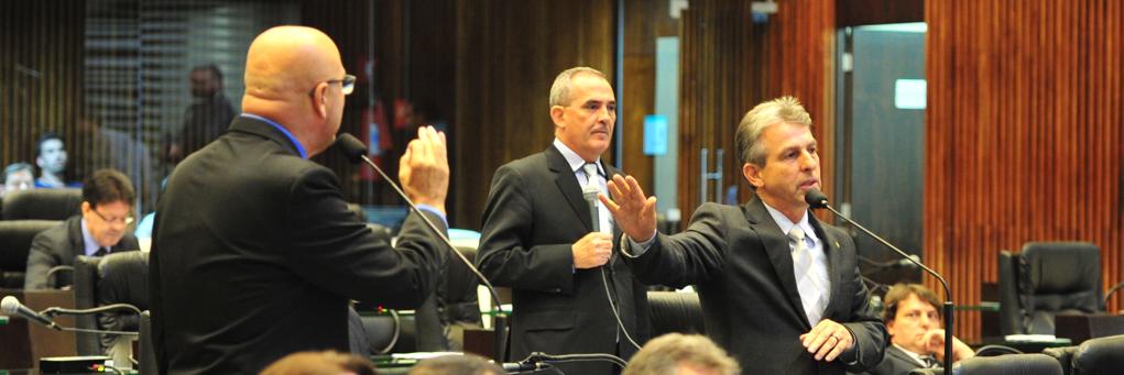 O líder do governo, Luiz Cláudio Romanelli (PSB) - à esq. - e o oposicionista Tadeu Veneri (PT) | Pedro de Oliveira/Alep