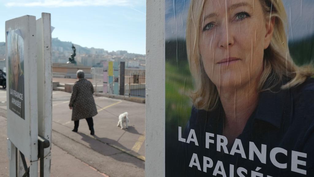 Propaganda política da candidata Marine Le Pen: A Frente Nacional tem crescido em antigos redutos da esquerda | Boris Horvat/AFP