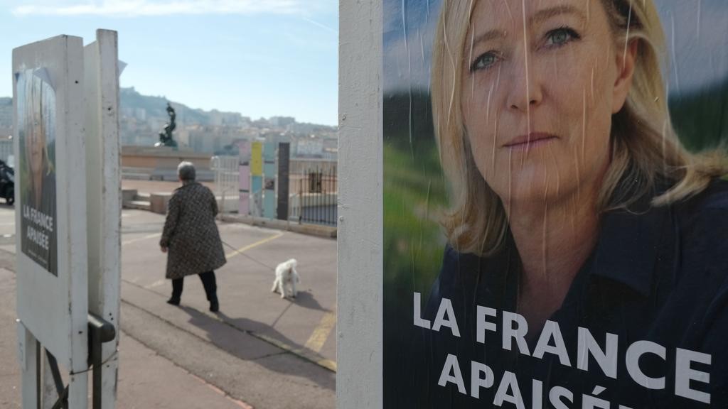 Propaganda política da candidata Marine Le Pen: A Frente Nacional tem crescido em antigos redutos da esquerda