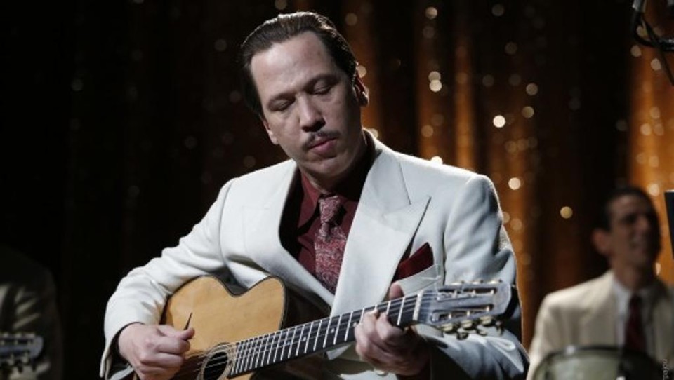 Reda Kateb interpreta o guitarrista Django Renhardt, que influenciou jazzistas e roqueiros | Divulgação/