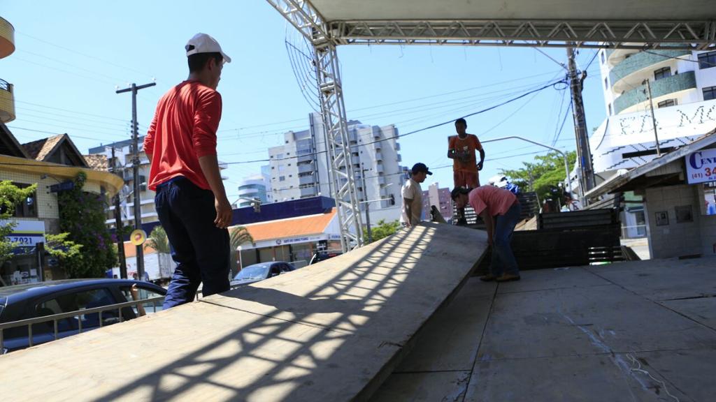 Fim de festa: camarotes da Guaratubanda são desmontados no litoral do Paraná. | Marcelo Andrade/Gazeta do Povo
