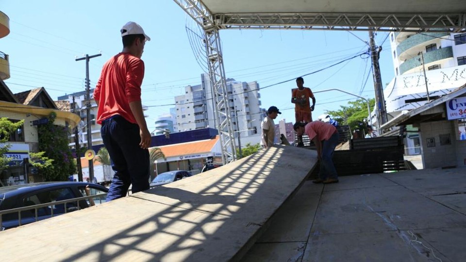 Fim de carnaval no litoral é de sol e calor, mas com praias vazias Fim de festa: camarotes da Guaratubanda são desmontados no litoral do Paraná. | Marcelo Andrade/Gazeta do Povo
