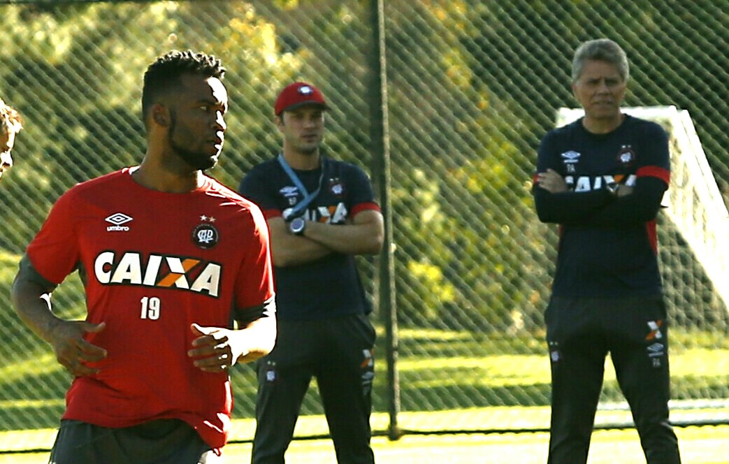 Carlos Alberto tem grandes chances de ganhar uma oportunidade no meio-campo titular do Atlético. | Hugo Harada - Enviado Especial/Gazeta do Povo