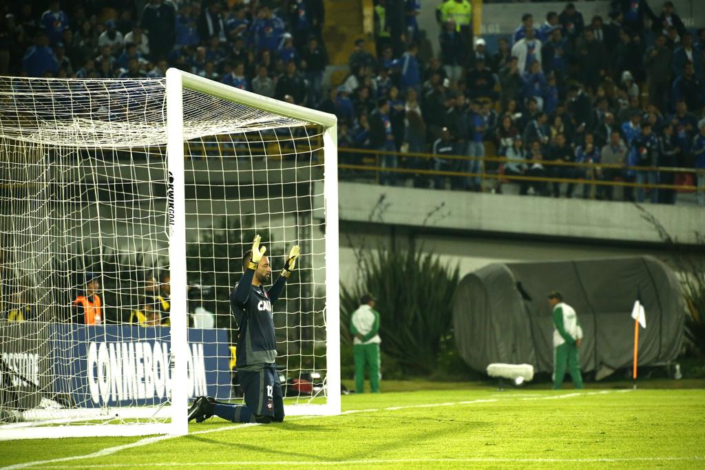 O goleiro Weverton faz a tradicional oração antes de ajudar o Atlético a se classificar na Libertadores. | Hugo Harada/Gazeta do Povo