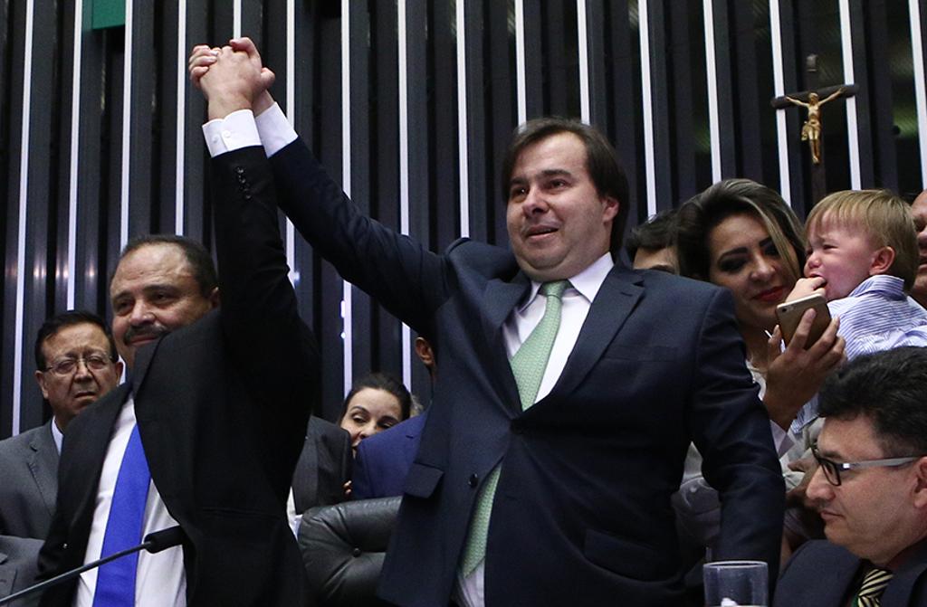 Rodrigo Maia (de gravata verde) foi reeleito para a presidência da Câmara no primeiro turno de votação. | Gilmar Felix/Câmara dos Deputados