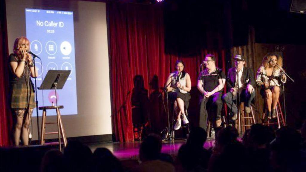 A comediante Lane Moore durante seu programa de comédia ao vivo em nova York | Mindy Tucker/Divulgação