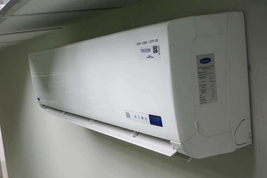 Ao todo, 108 escolas deverão receber os aparelhos de ar-condicionado adquiridos em dezembro de 2012. | Marcelo Andrade/Gazeta do Povo