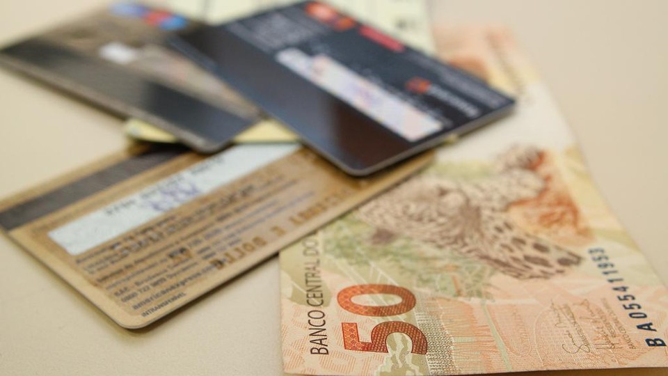 Quem usa o cartão de crédito tende a fazer compras maiores. É o efeito psicológico do uso do dispositivo. | Marcos Santos/USP Imagens