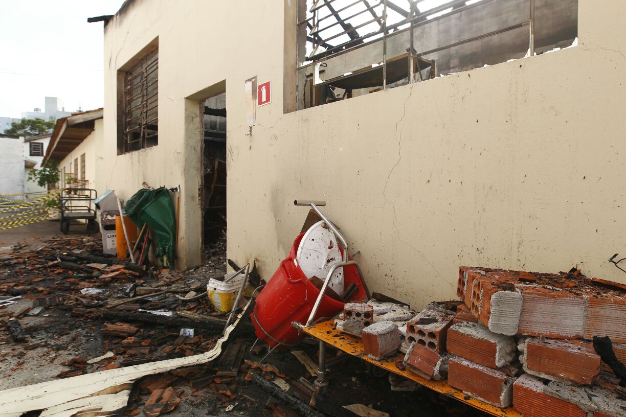 Corpo de Bombeiros vai avaliar o que causou o incêndio no Asilo São Vicente de Paulo. | Jonathan Campos/Gazeta do Povo