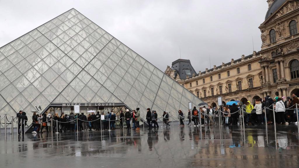 Turistas retornam ao Museu do Louvre, neste sábado (4), 24 horas depois do ataque. | Jacques Demarthon/AFP