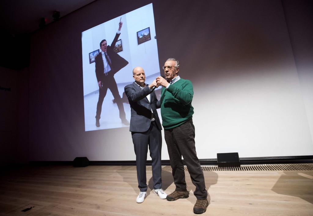 Burhan Ozbilici (de verde) recebe o prêmio pela foto do policial turco que matou o embaixador da Rússia. | JEROEN JUMELET/AFP