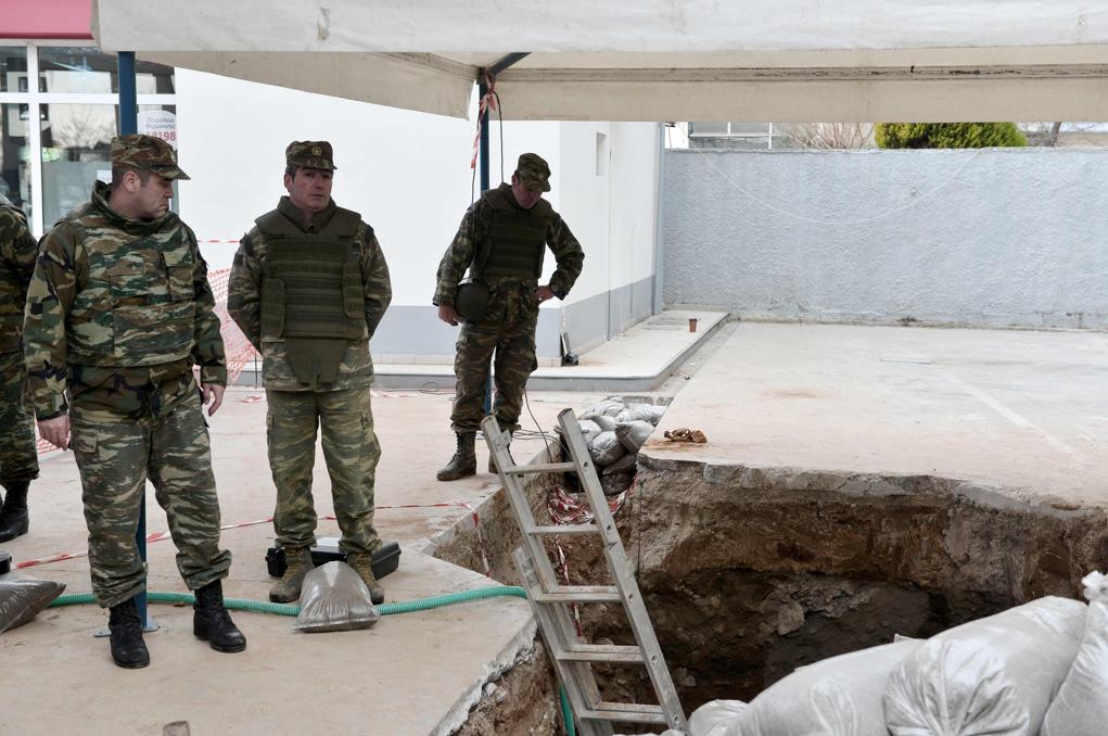 Militares ao lado de bomba encontrada na Grécia. Artefato estava junto a 250 quilos de explosivos | Sakis Mitroldis/AFP