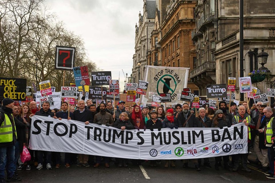 Segurando faixa onde se lê “parem com o bloqueio de Trump a muçulmanos”, manifestantes participam de protesto em Londres contra o presidente dos EUA. | NIKLAS HALLE'N/AFP