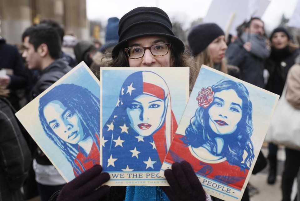 Manifestante contrária a Trump participa de passeata em Paris. | Thomas Samson/AFP