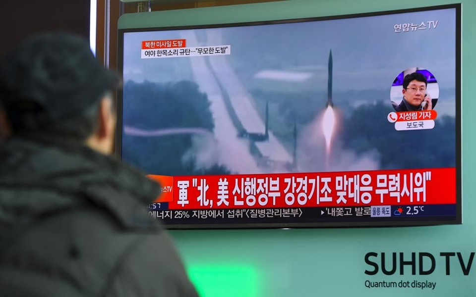 Norte-coreanos assistem a noticiários que divulgam imagens do lançamento do míssil | Jung Yeon-Je/AFP
