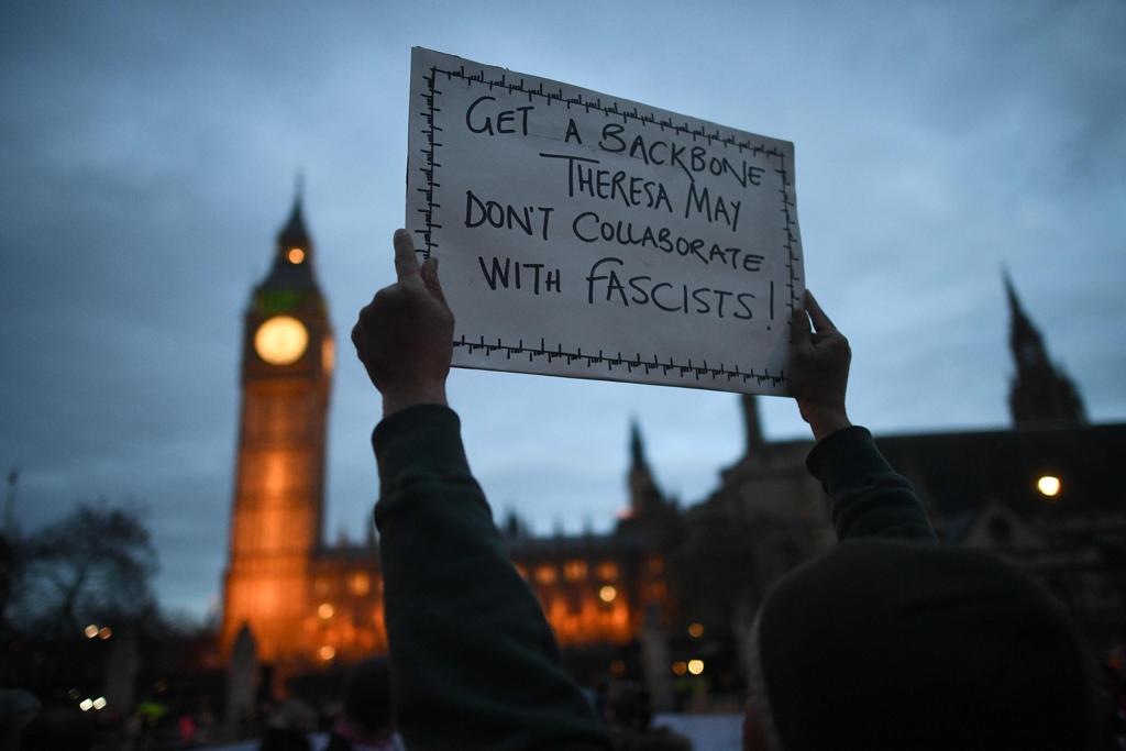 Europeus protestam contra postura do governo de Theresa May, a primeira-ministra do Reino Unido | JUSTIN TALLIS/AFP