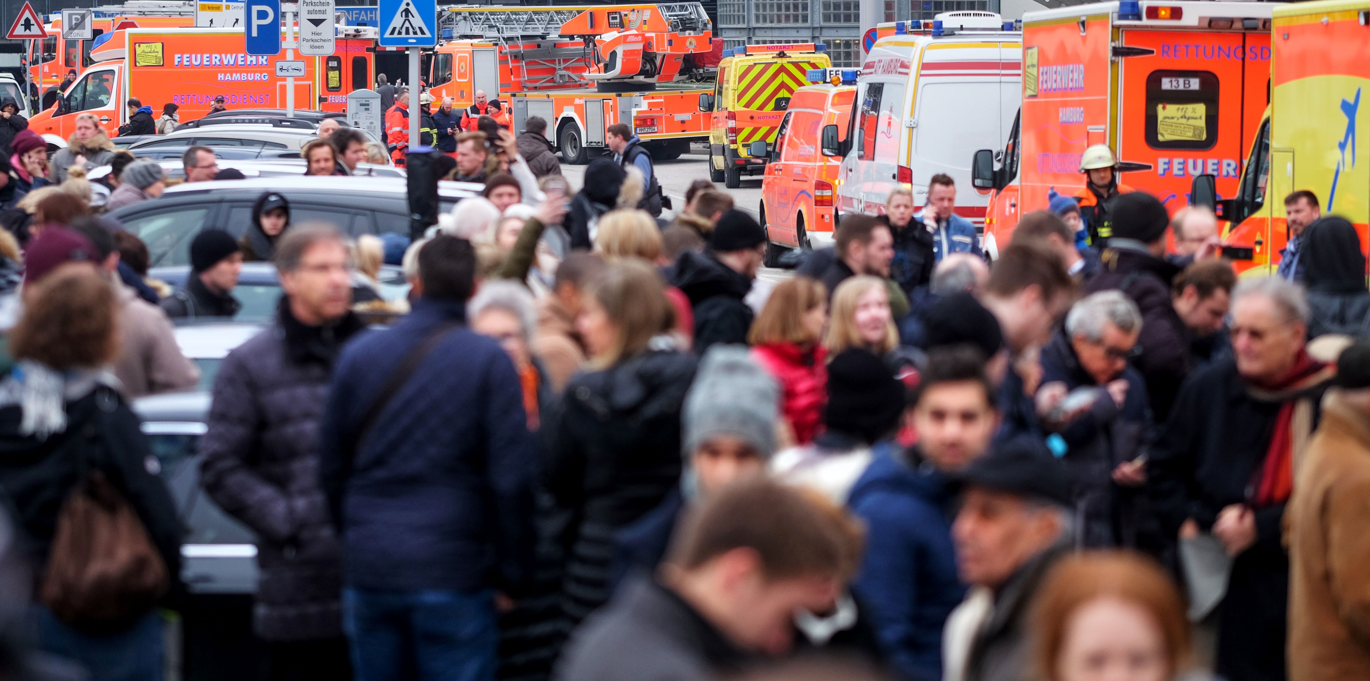 Passageiros esperaram mais informações sobre a evacuação do Aeroporto de Hamburgo, na Alemanha. | AXEL HEIMKEN/AFP