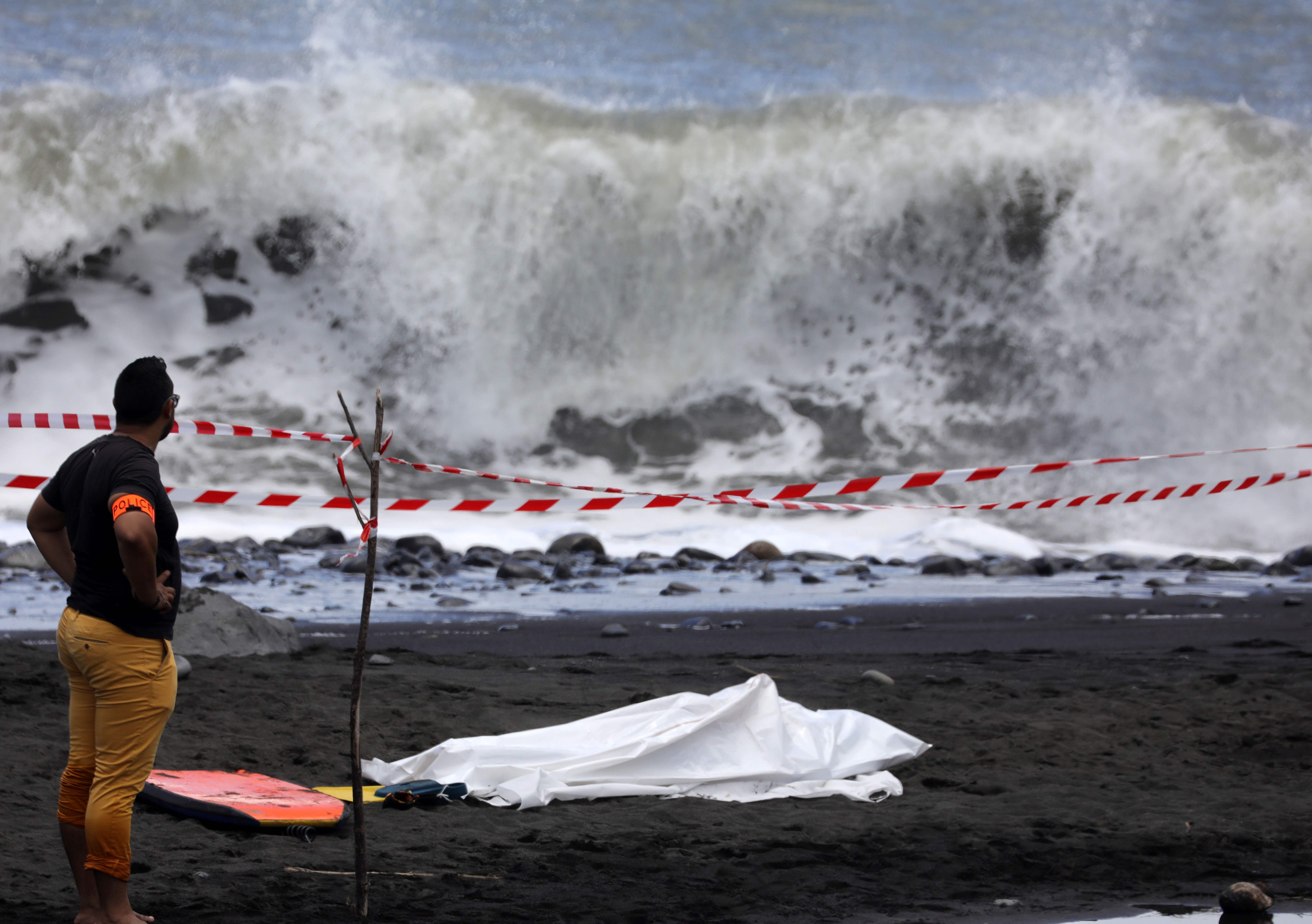 Jovem de 26 anos foi atacado por tubarão enquanto praticava bodyboard na Ilha de Reunião. | RICHARD BOUHET/AFP