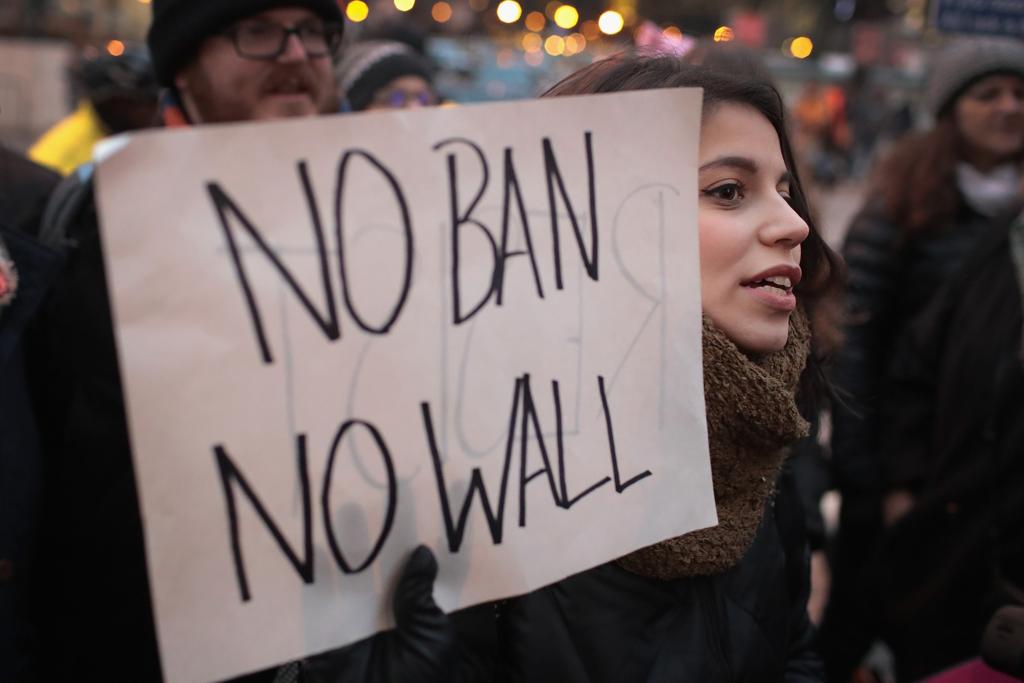 Protesto em Chicago nesta quarta-feira (1°.) contra as medidas de Trump para conter o fluxo imigratório dos EUA. No cartaz, a frase “Sem interdição, sem muro”. | Scot Olson/AFP