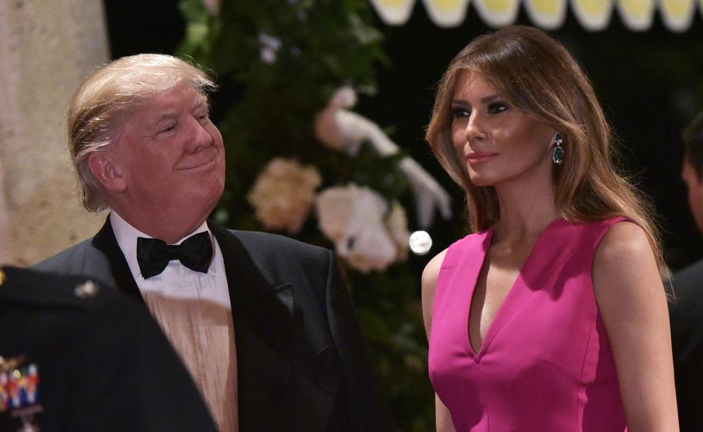 Trump e sua esposa, Melania, no baile anual da Cruz Vermelha | MANDEL NGAN/AFP