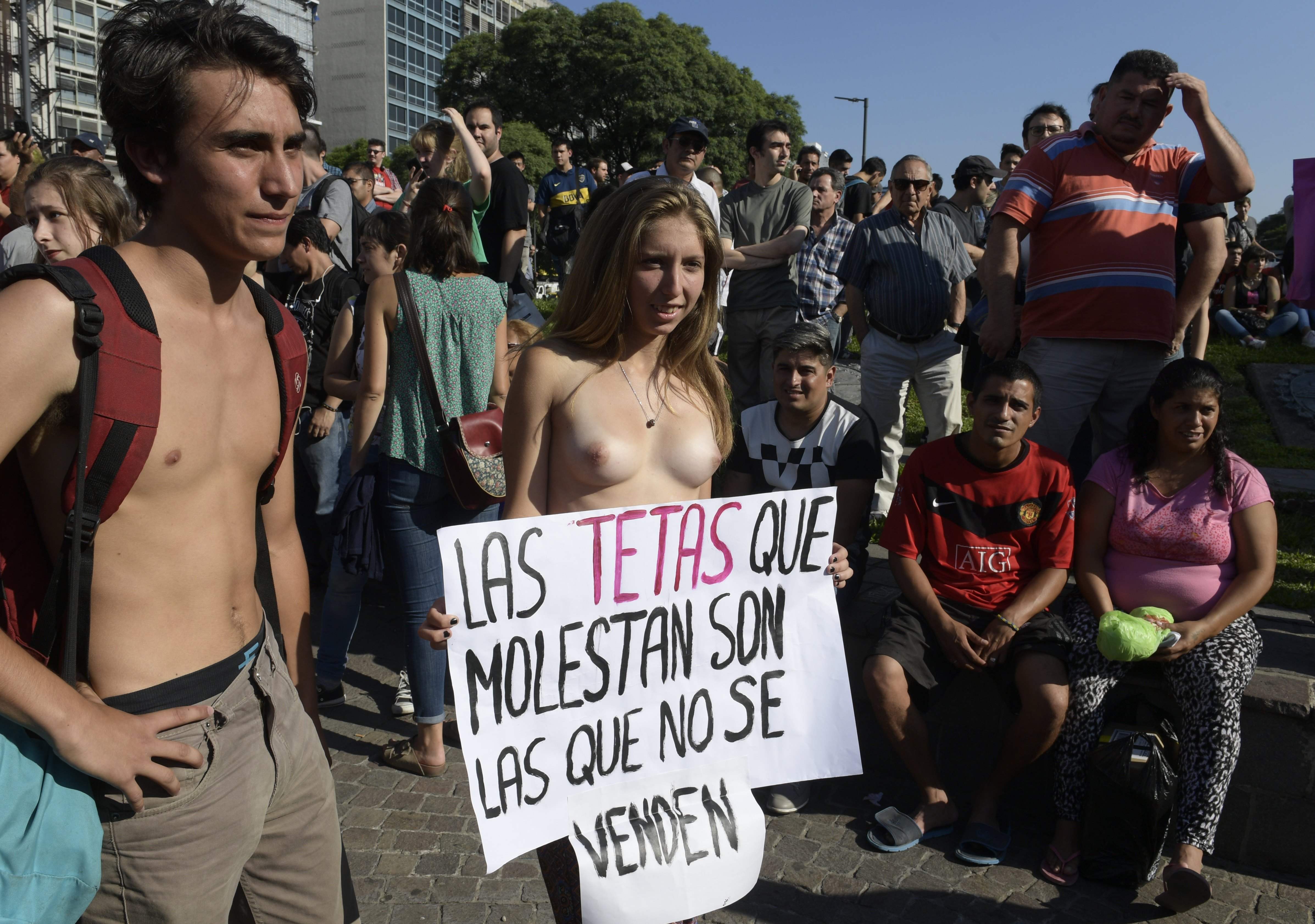 Manifestante a favor do topless em protesto em Buenos Aires. | JUAN MABROMATA/AFP
