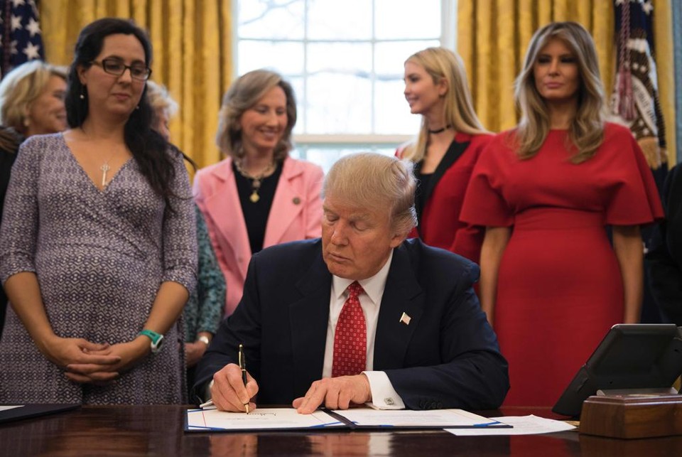 Trump planeja lançar novo decreto de imigração nesta quarta-feira (1°) | Jim Watson/AFP