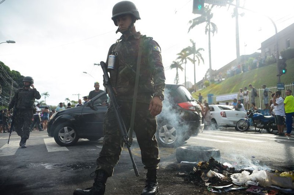 Soldado do Exército patrulha rua de Vitória na paralisação da Polícia Militar. | Tânia Rego/Agência Brasil