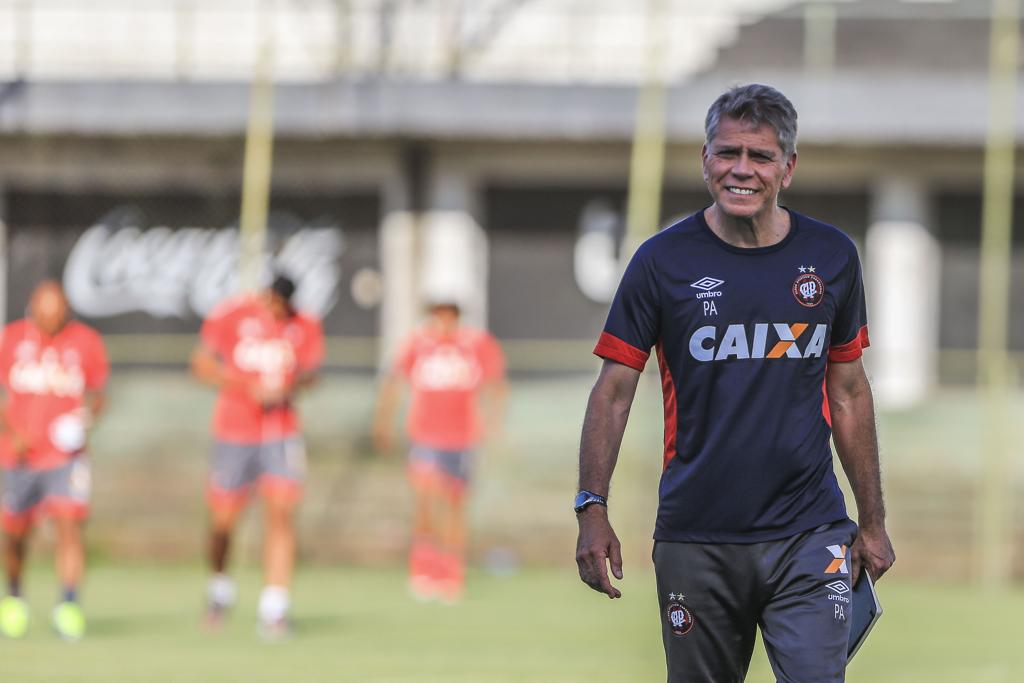 O técnico Paulo Autuori sabe que o Atlético vai precisar jogar melhor do que na Baixada para não ser surpreendido pelo Capiatá no Paraguai. | Daniel Castellano/Gazeta do Povo
