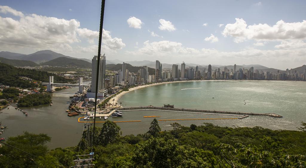 Em Balnerário Camboriú, litoral de Santa Catarina, clima fica um pouco mais quente | Daniel Castellano/Gazeta do Povo