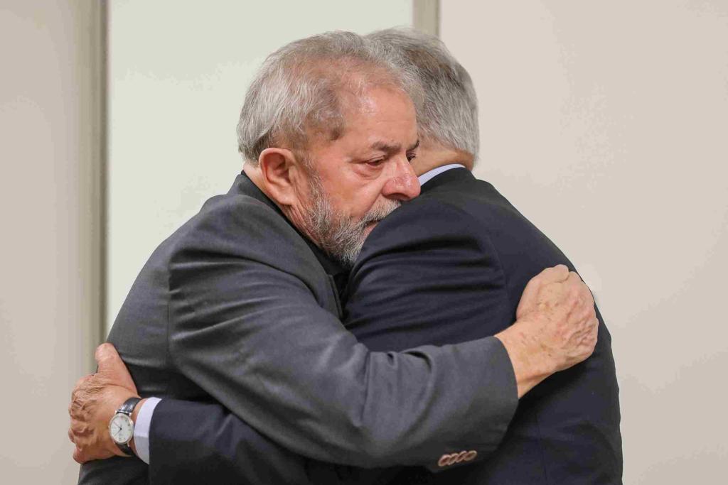 FHC abraça Lula logo após a confirmação da morte encefálica de dona Marisa Letícia: retribuição da solidariedade na morte de dona Ruth Cardoso em 2008. | Ricardo Stuckert/Instituto Lula