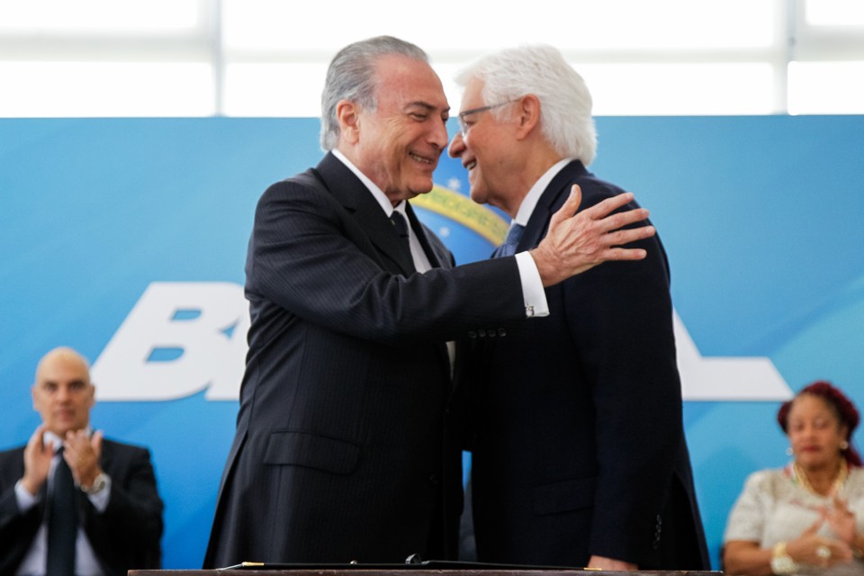 Temer (à esq.) dá posse a Moreira Franco como ministro | Beto Barata/PR