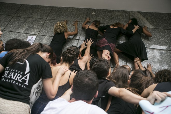 O abraço simbólico realizado nesta quinta-feira (23) é contra a paralisação das atividades do centro cultural que, de acordo com a diretora do Teatro, só retornará em junho. | Marcelo Andrade/Gazeta do Povo