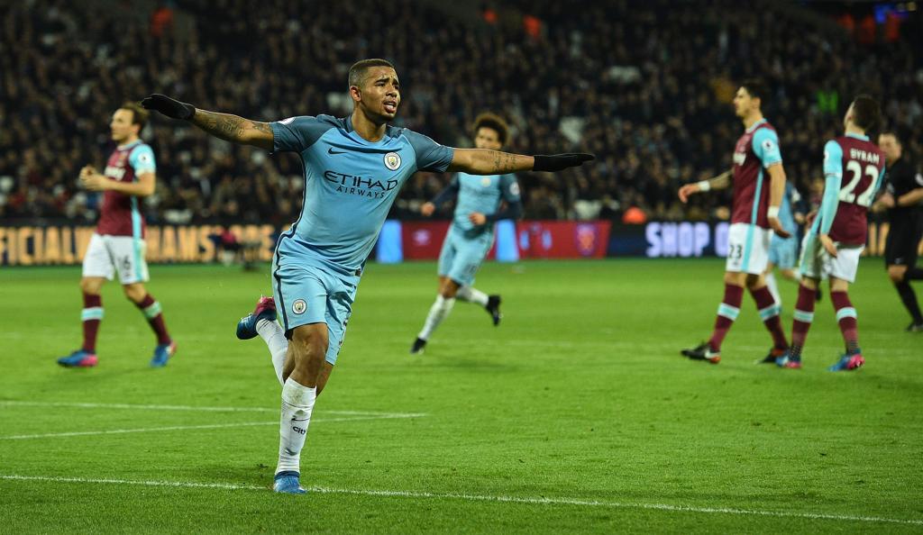 Gabriel Jesus comemora seu primeiro gol com a camisa do Manchester City: brasileiro ainda deu uma bela assistência no jogo. | Glyn Kirk/AFP
