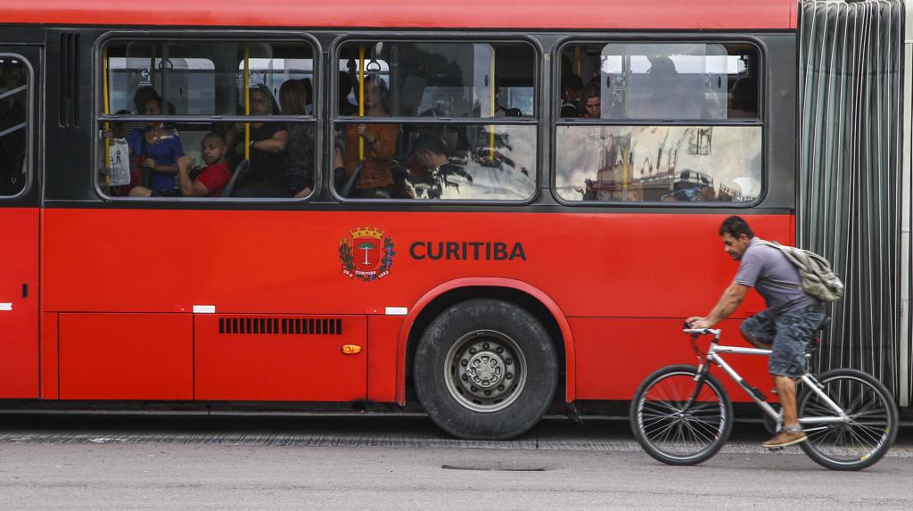 Biarticulado Centenário-Campina do Siqueira foi uma das linhas atingidas pela paralisação desta quinta. | Daniel Castellano/Gazeta do Povo