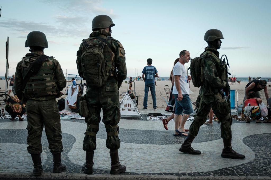 Soldados do Exército patrulham a praia de Copacabana: governo do Rio pediu reforço do Exército na segurança. | YASUYOSHI CHIBA/AFP