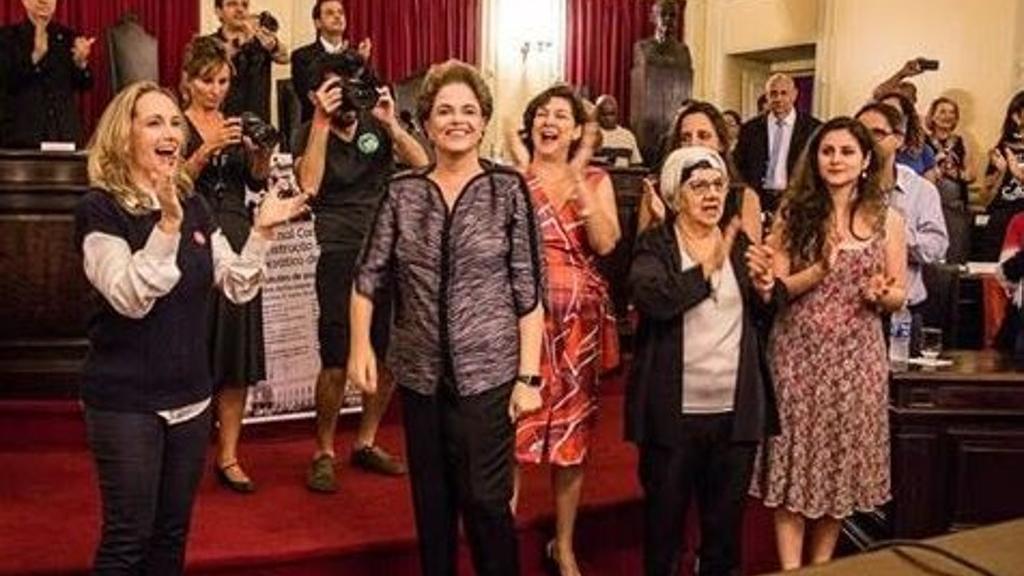 Imagem de um dos atos favoráveis à ex-presidente Dilma Rousseff, realizado na UFRJ em outubro de 2016. | Reprodução/YouTube