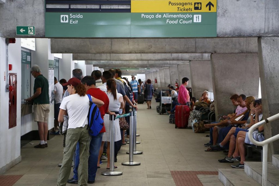Deixar para comprar passagem na última hora vai sair mais caro neste carnaval | Henry Milleo/Gazeta do Povo