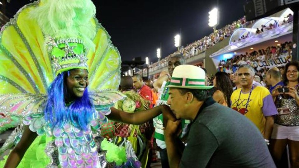 Hoje presos, Cabral e Eike eram figurinhas carimbadas do carnaval carioca Sergio Cabral no carnaval do ano passado. | /Divulgação