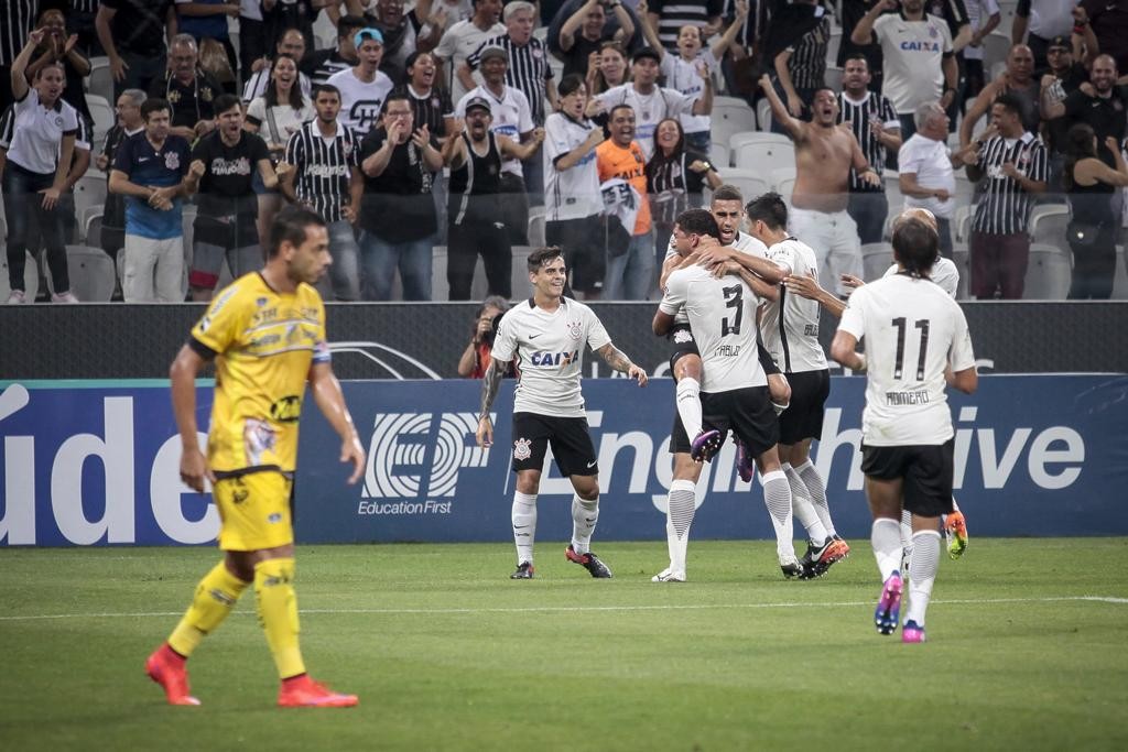 Jogadores do Corinthians correm para abraçar o zagueiro Pablo, autor da vitória sobre o Novorizontino.