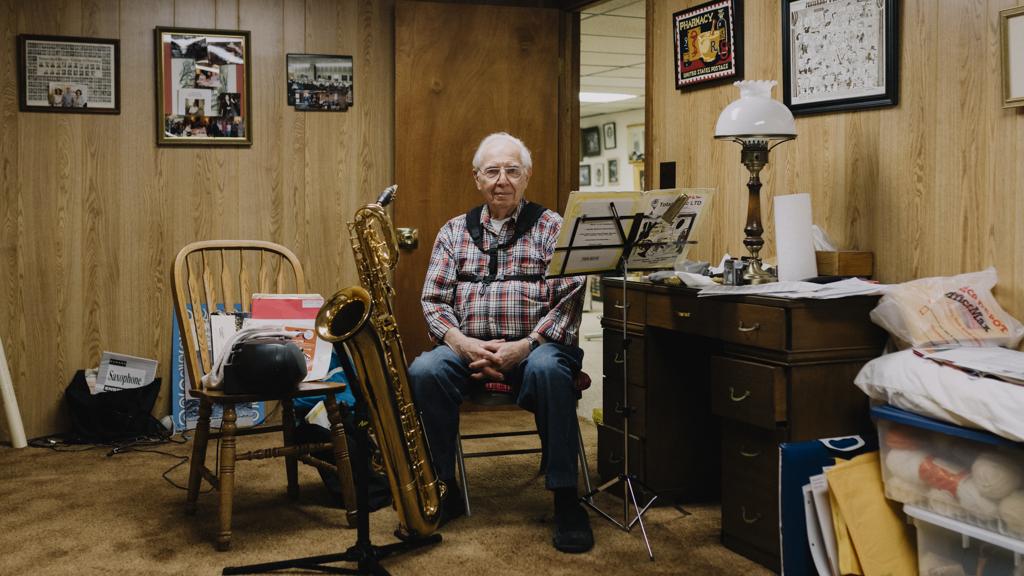 O aposentado George Blinick pratica saxofone durante uma hora e meia todo dia como forma de cuidar de sua saúde mental | Lyndon French/NYT