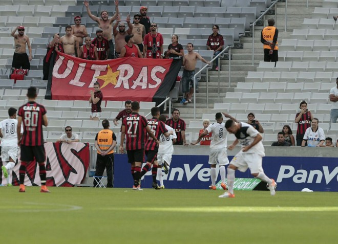 Jogador do PST provoca a torcida do Atlético |