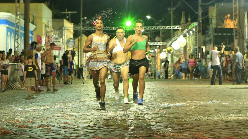 Corrida e desfile das “Escandalosas” animam a noite de segunda-feira em Antonina Além do clássico desfile, o município sediou também a 1.ª Corrida Rústica das Escandalosas. | Marcelo Andrade/Gazeta do Povo