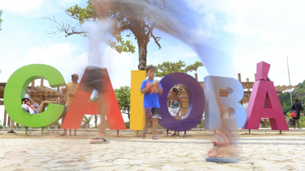 Letreiro colorido no calçadão de Caiobá chama a atenção dos turistas | Marcelo Andrade/Gazeta do Povo