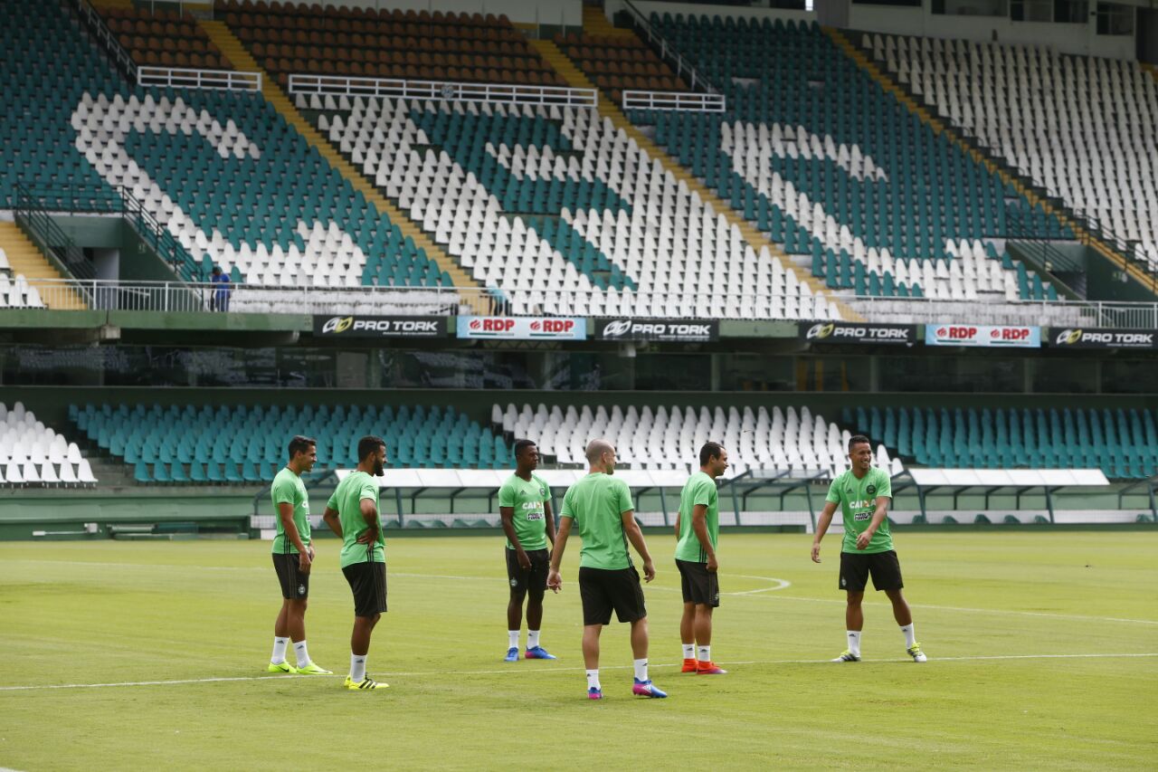Elenco em preparação no Couto Pereira; | Henry Milleo/Gazeta do Povo