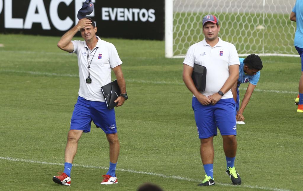 Wagner Lopes (esq.), técnico do Paraná, deve poupar jogadores mais desgastados do clássico com o Coritiba. | Daniel Castellano/Gazeta do Povo