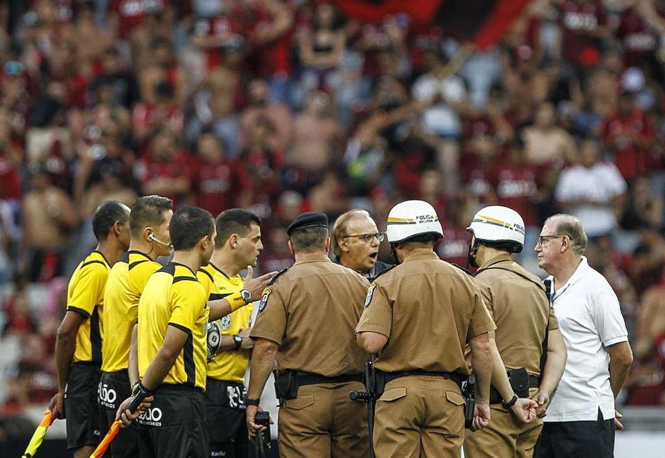 Confusão no gramado da Arena. | Jonathan Campos/Gazeta do Povo