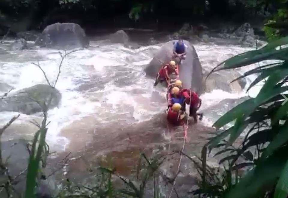 Bombeiros salvaram o pai e dois filhos da enchurrada repentina no Rio Catira, em Morretes, domingo. | Facebook Corpo de Bombeiros/Reprodução