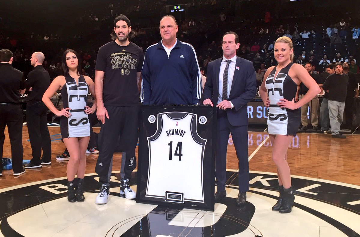 Oscar Schmidt, ao lado de Luis Scola, foi homenageado pelo Brooklyn Nets nesta segunda. | /Divulgação/Brooklyn Nets