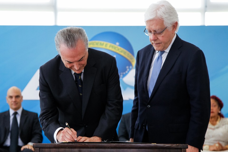 Temer (à esq.) empossa Moreira Franco como ministro no Palácio do Planalto | Beto Barata/PR